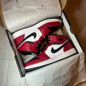 Air Jordan 1 Mid (GS) ‘Chicago Black Toe’